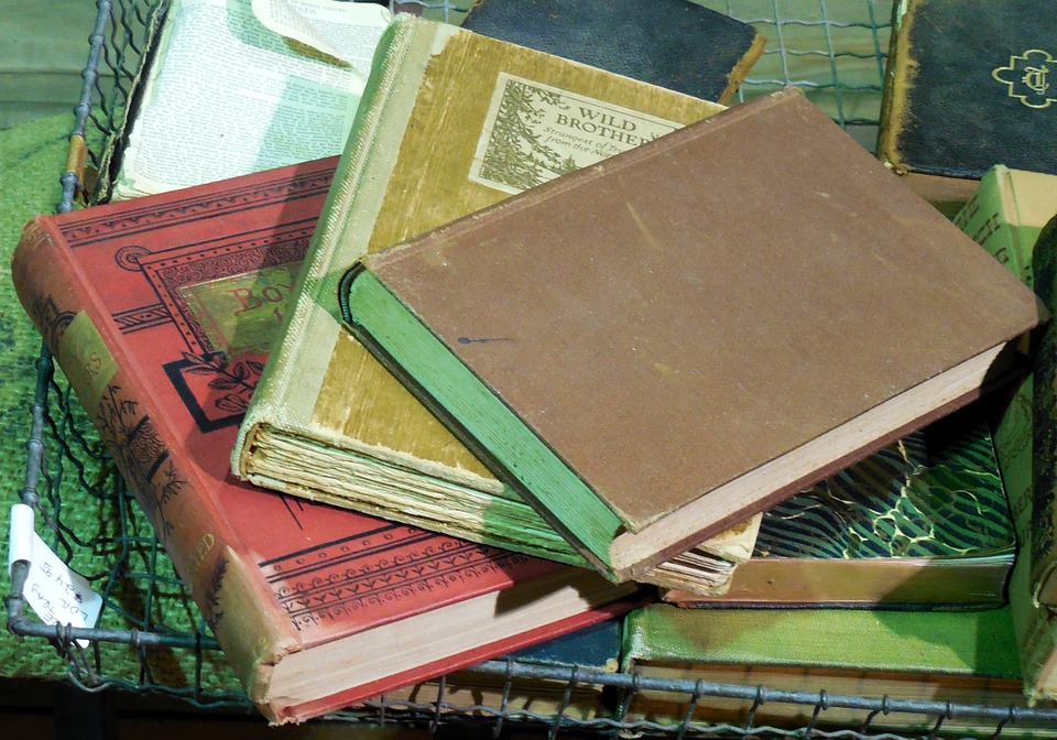 Gamle bøger der ligger i en bunke