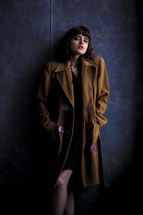 Pige i brun frakke